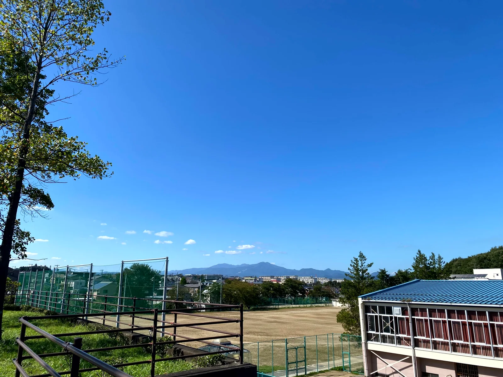 青空と山並みが広がる宮城・仙台の風景